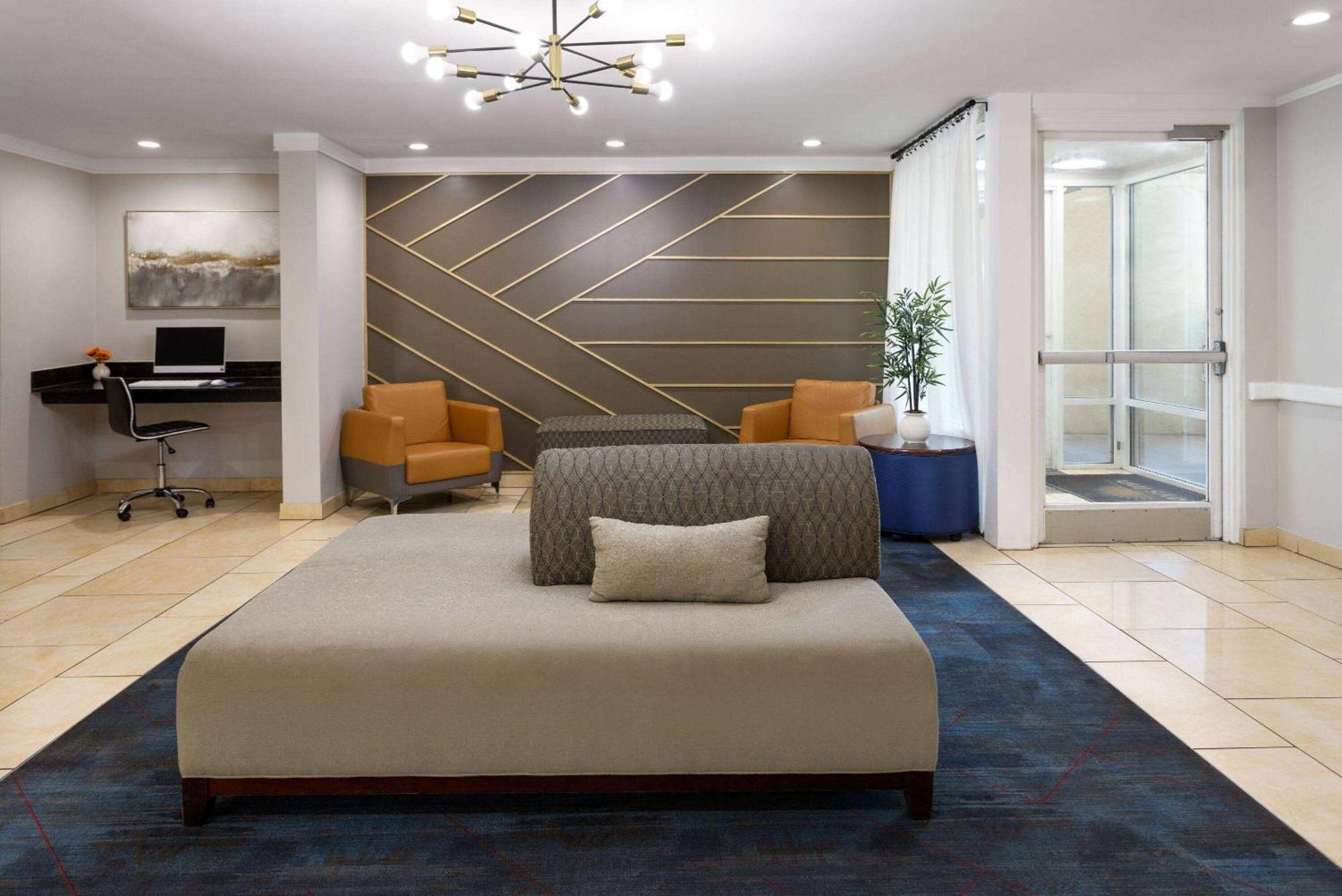 Days Inn By Wyndham Florence Near Civic Center Dış mekan fotoğraf