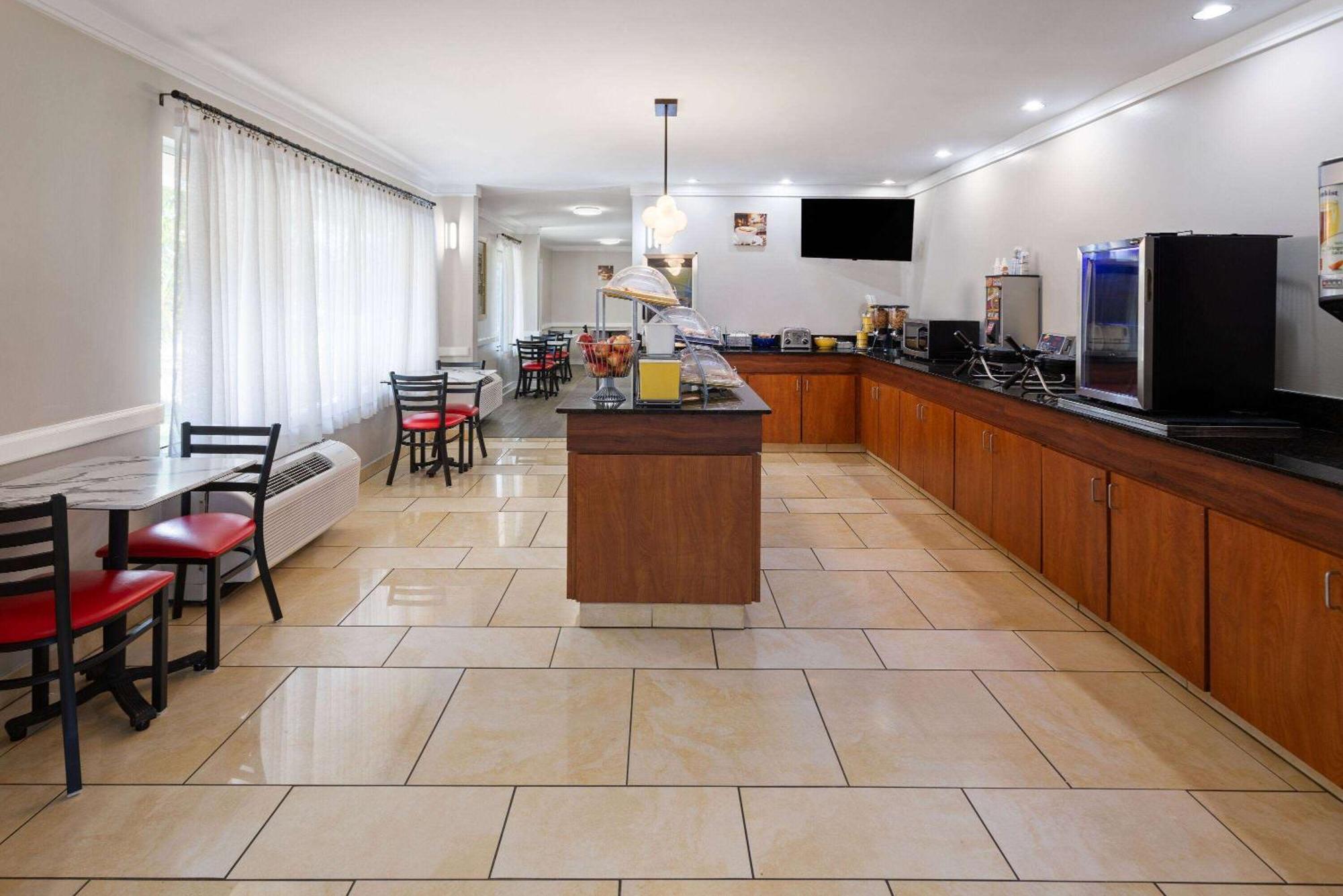 Days Inn By Wyndham Florence Near Civic Center Dış mekan fotoğraf